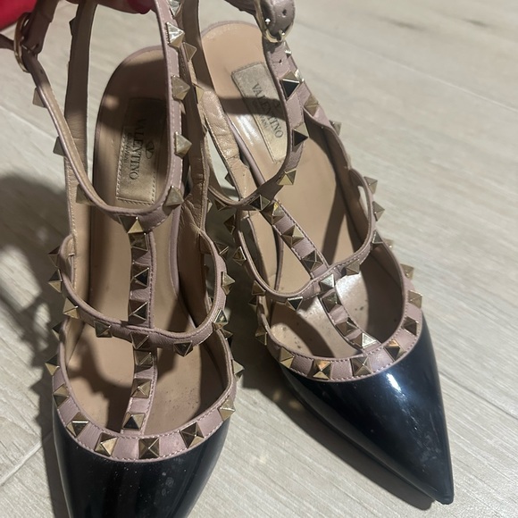 Valentino Garavani Black and Tan Rockstud Heels - Picture 2 of 11
